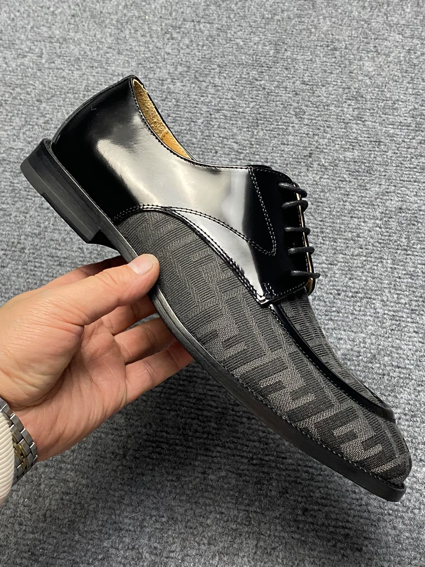Factory price 960FENDI Fendi men's breathable and comfortable leather shoes. Original development. The leather outsole is made of leather. Counters copy one to one. Imported counter cowhide. Imported water dyes cattle. 38 to 44. (45.46. can be ordered. 47.